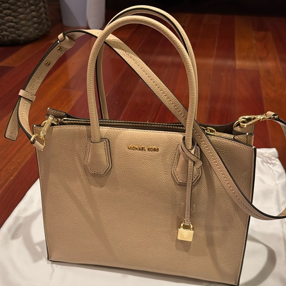 Michael Kors🎉host pick🎉🎈 NWOT  large Mercer accordion tote bag - Picture 3 of 13